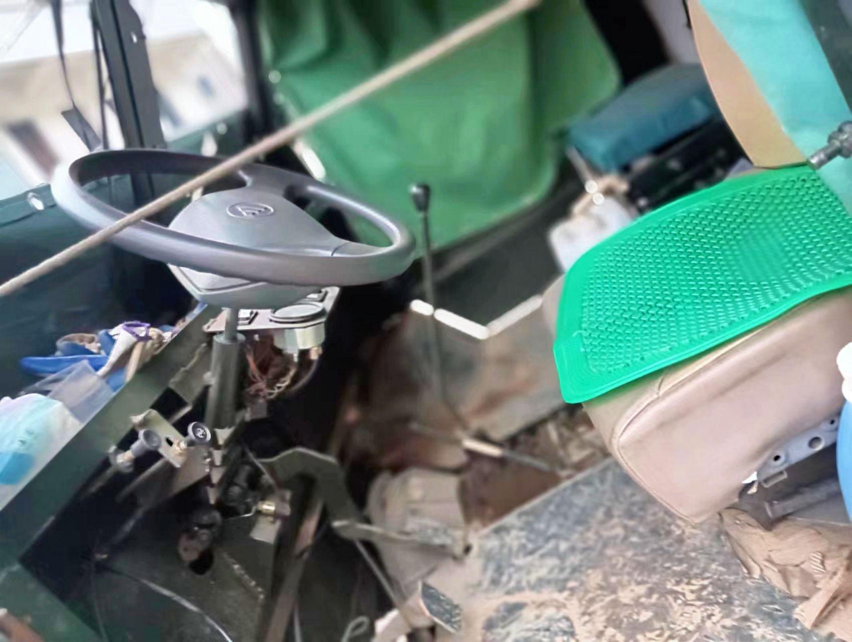 单缸常柴40马力柴油机,车总长4米8左右,分时四驱,带高低速,方向肋力