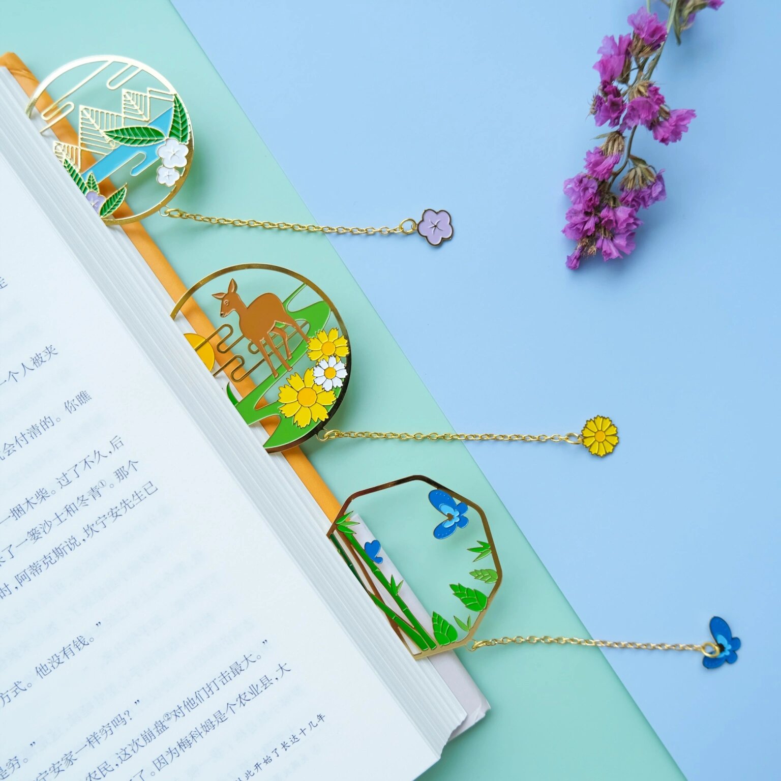 书签的起源 书签源于春秋战国时期,当时称牙黎,即象牙制成的书签,也称