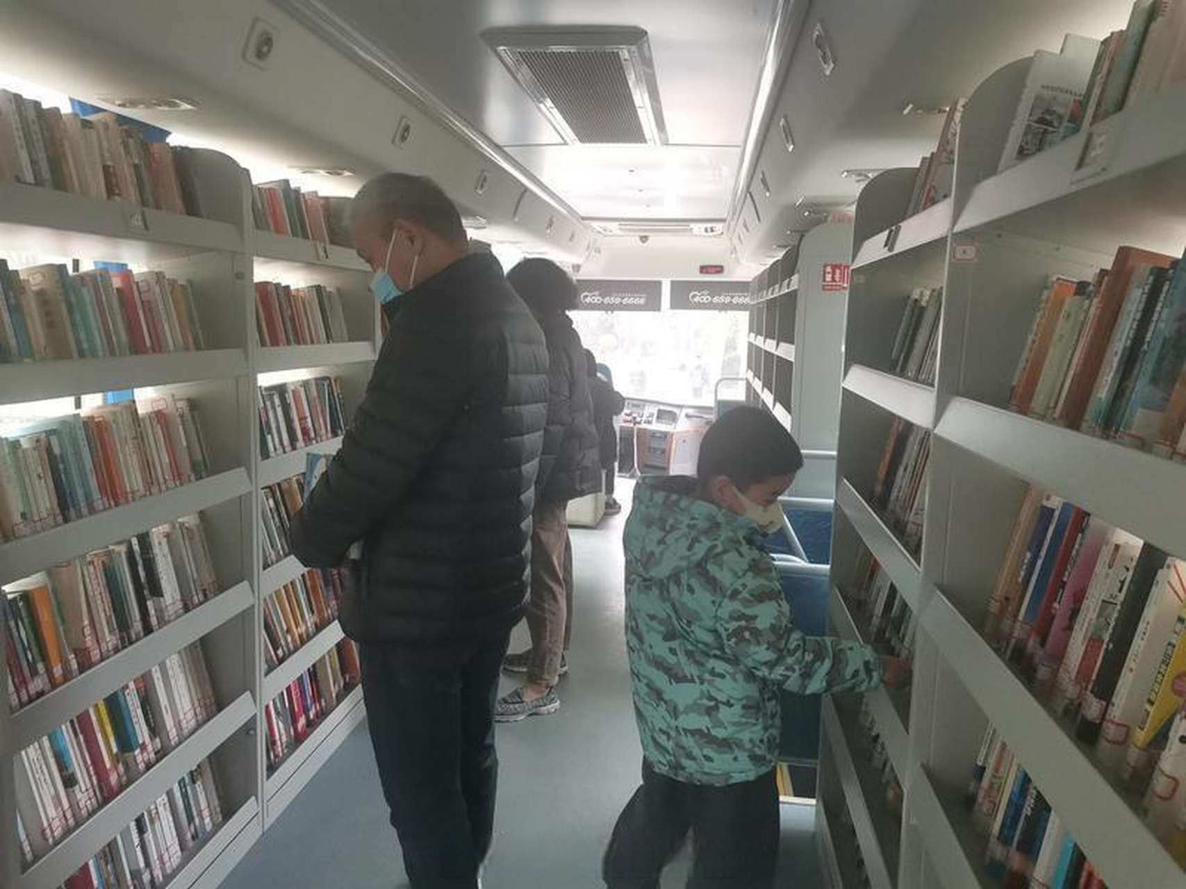 "3月19日,陕图流动服务车开进高新区绿地世纪城小区a区开展借阅服务
