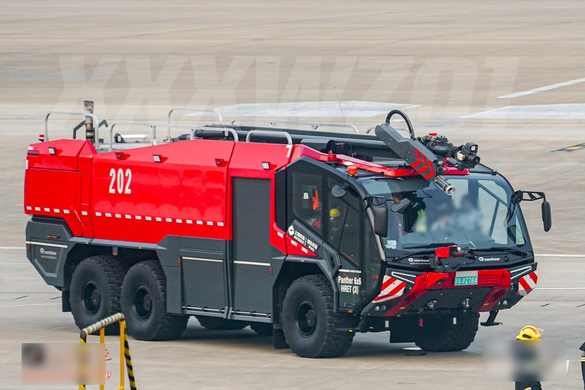 这是一台rosenbauer panther 6x6机场消防车(美洲豹机场消防车),玻璃