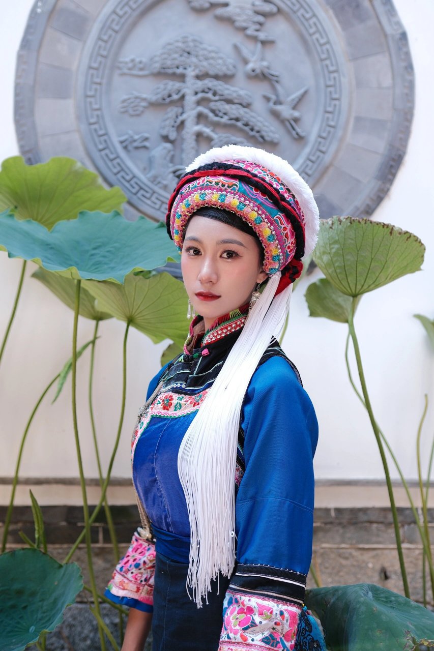 大理白族金花 白族姑娘头上戴的头饰上也有着"风花雪月"的含义 因为在