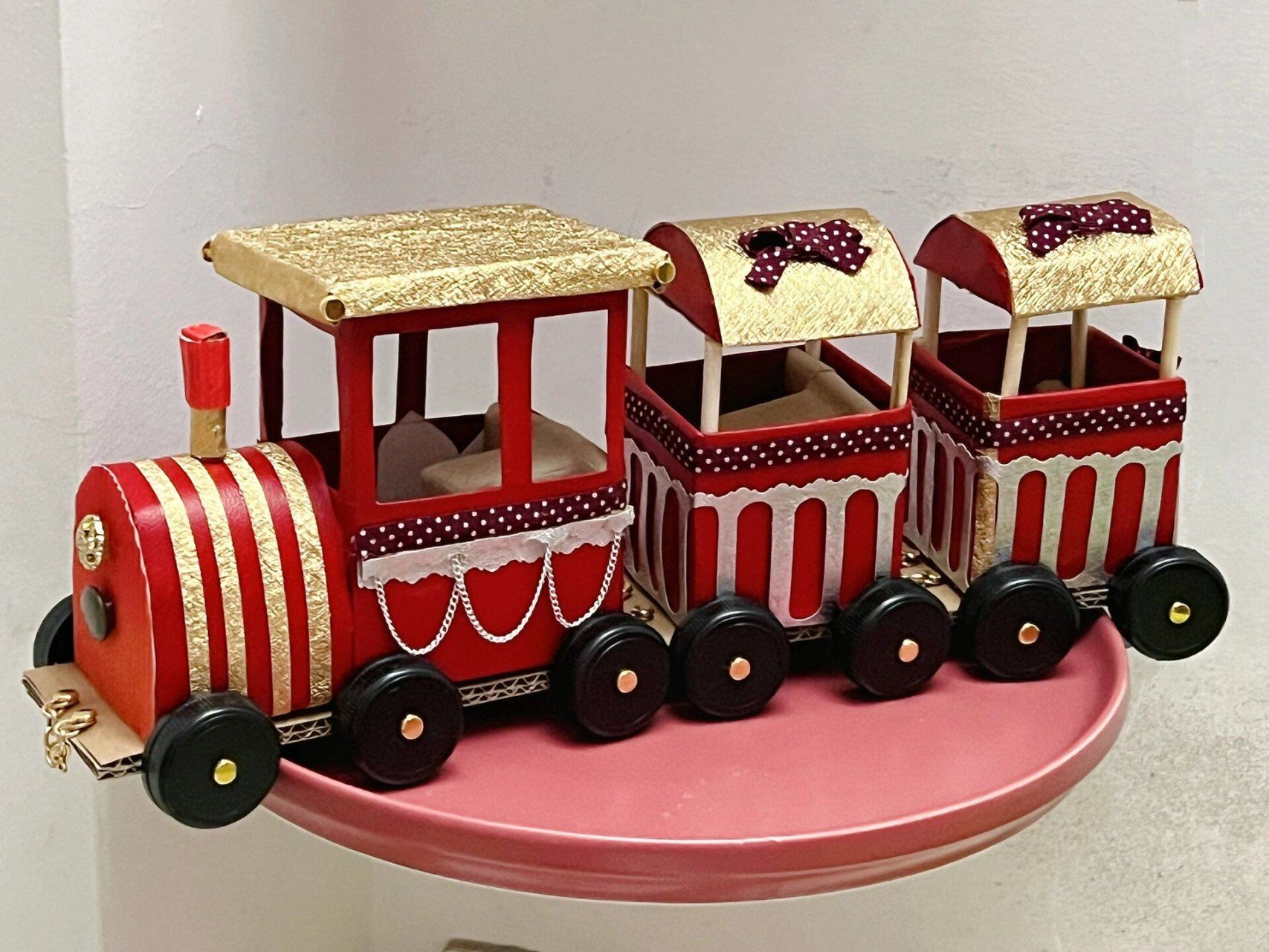 自制手工小火车  幼儿美术作业:废物制作交通工具 废物:瓦楞纸箱,大