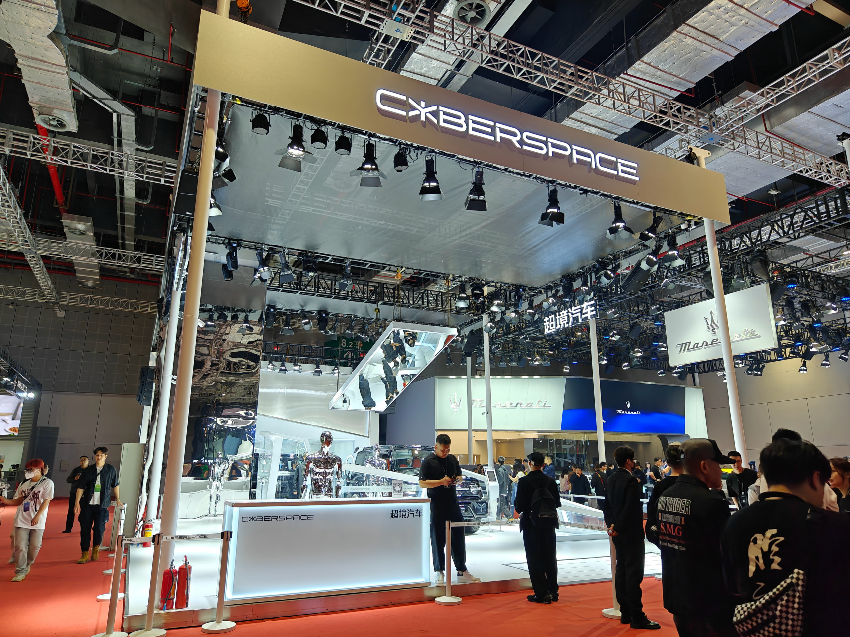 打卡超境汽车展台,这款改装的坦克300赛博骑士太吸睛了,全车武士黑