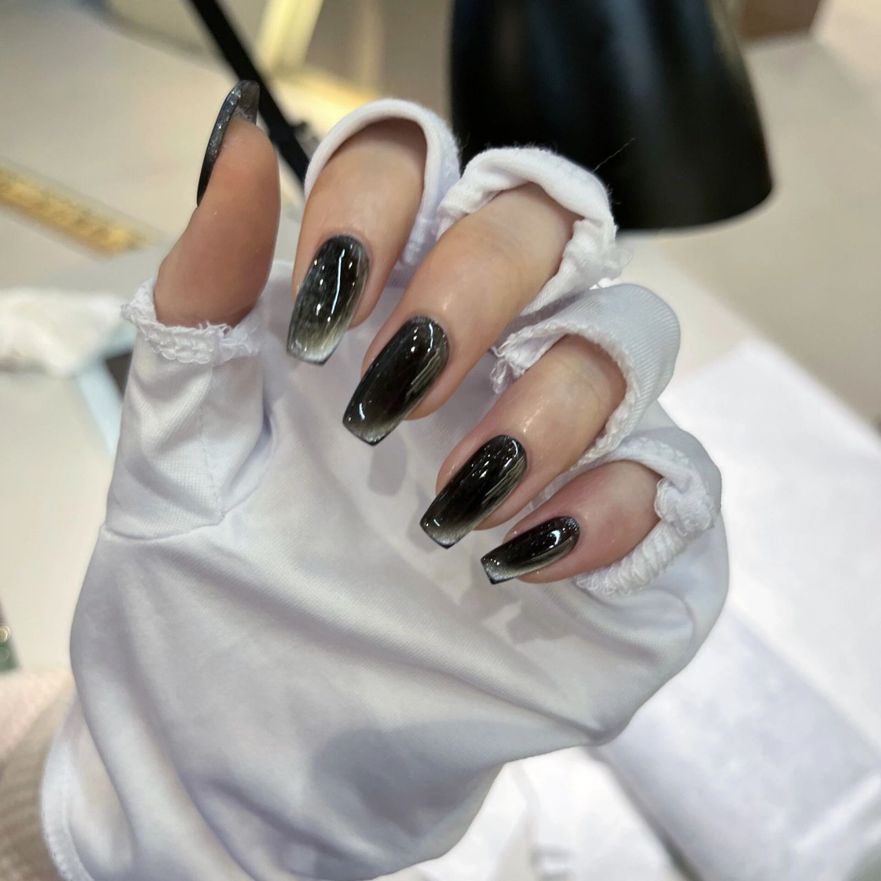 做了2023小红书最火的红宝石美甲9799 红宝石美甲,灯光下太美了!