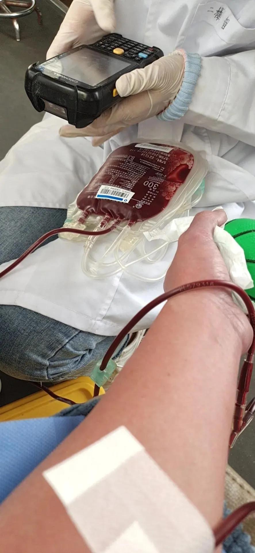 的大姨准备做髋关节置换手术,今天护士通知说大姨做这个手术需要输血