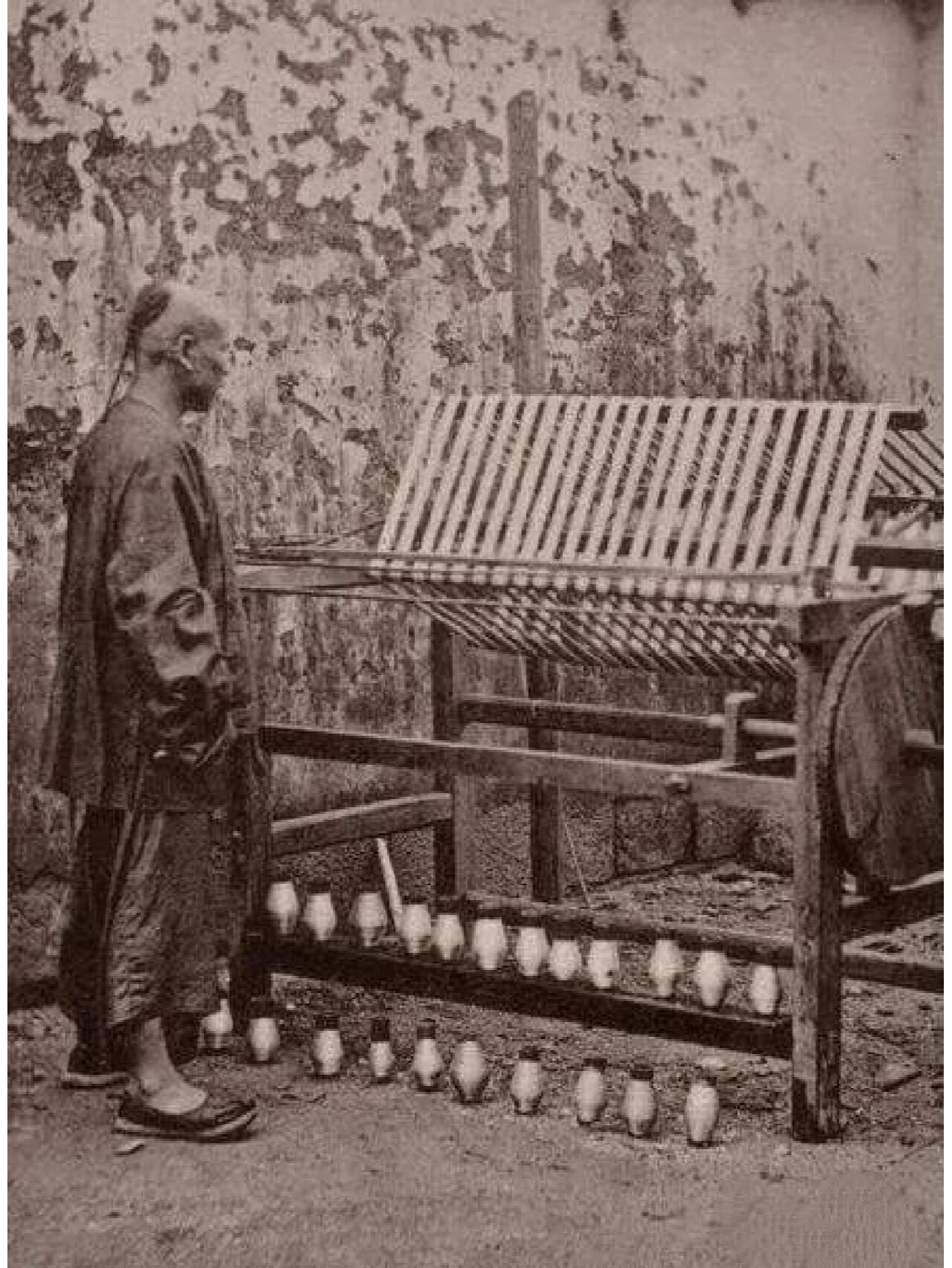 清朝留有金钱鼠尾发型的男子 这和我们在很多清宫戏上看到的"阴阳头"