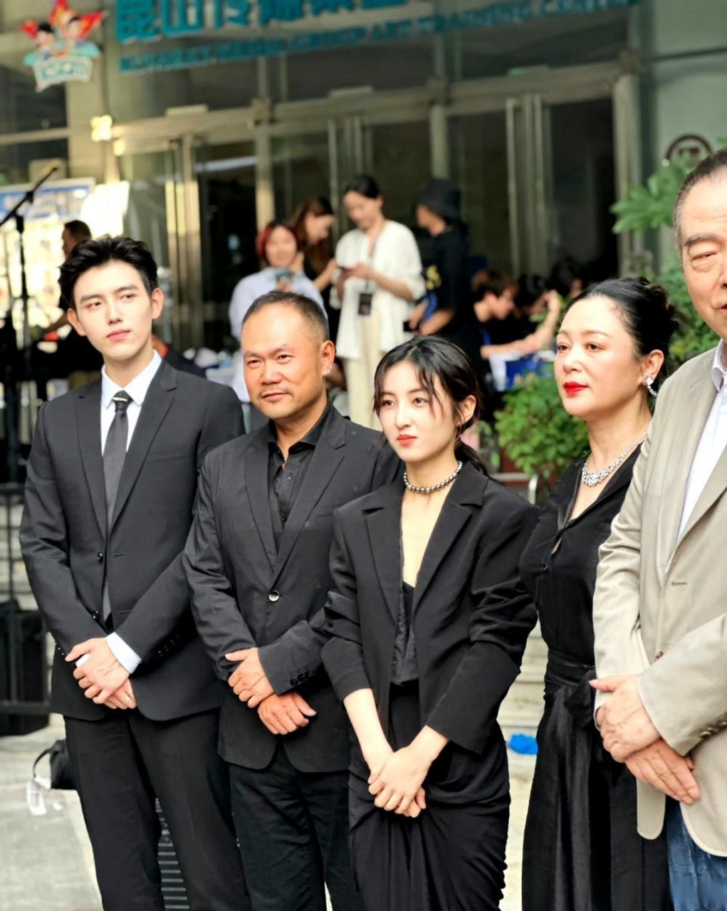 陈凯歌,陈红和儿子陈飞宇一起参加活动,看这张照片,陈红衰老的也太快