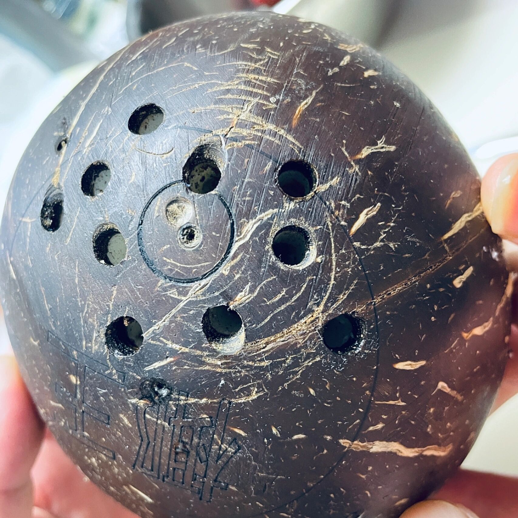 椰王正确开法指路>> ①直接拔易拉环无效 ②用钻头开了好几个孔 无法