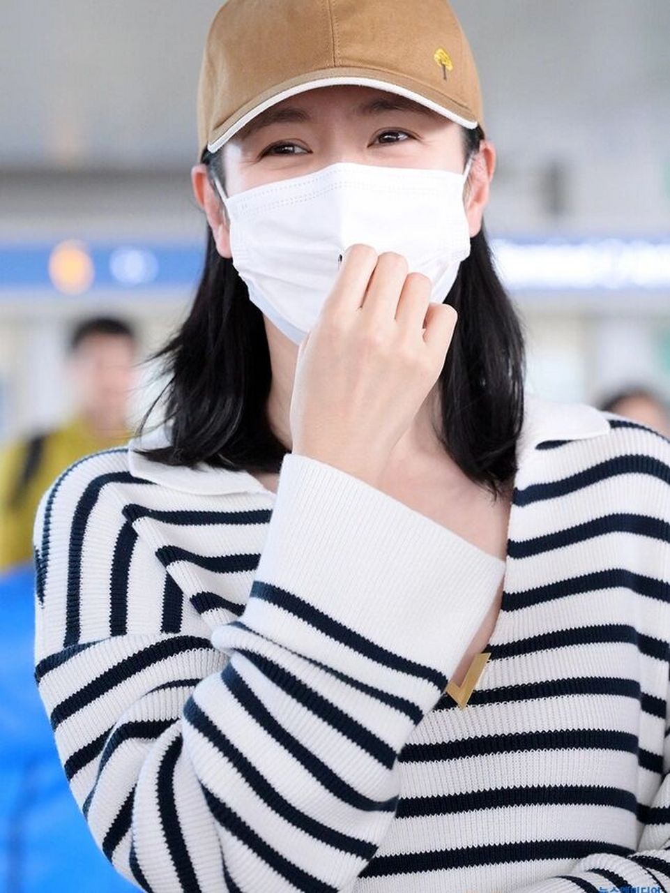 孙艺珍今日结束巴黎行程返回韩国,机场以条纹套衫搭配短裤与运动鞋
