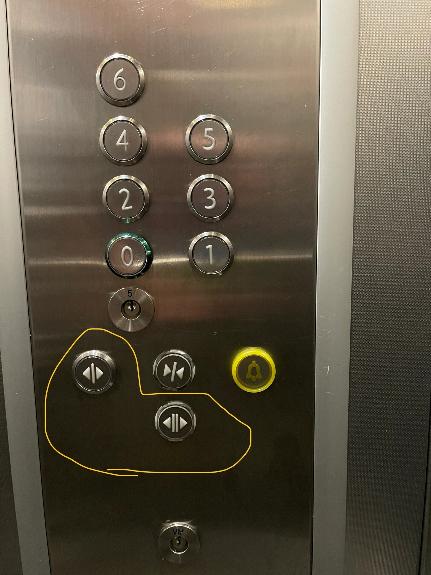 为什么电梯有两个开门按钮呢?