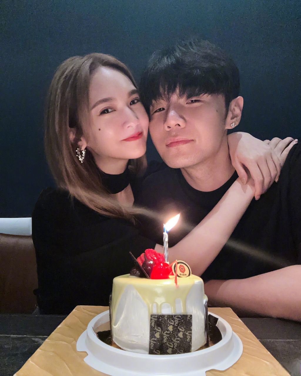 杨丞琳生日晒与李荣浩合照##杨丞琳生日照# 杨丞琳晒庆生照,与李荣浩
