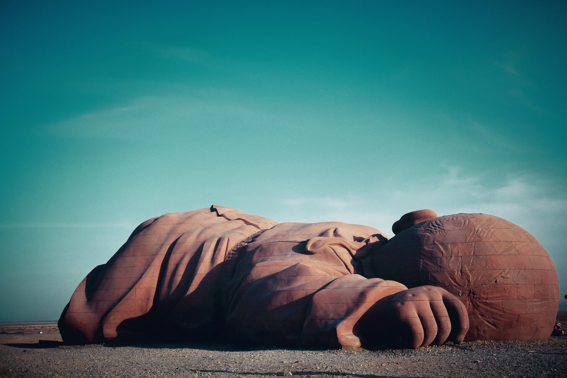 瓜州—大地之子雕塑 《大地之子》雕塑位于甘肃省酒泉市瓜州县红山坡