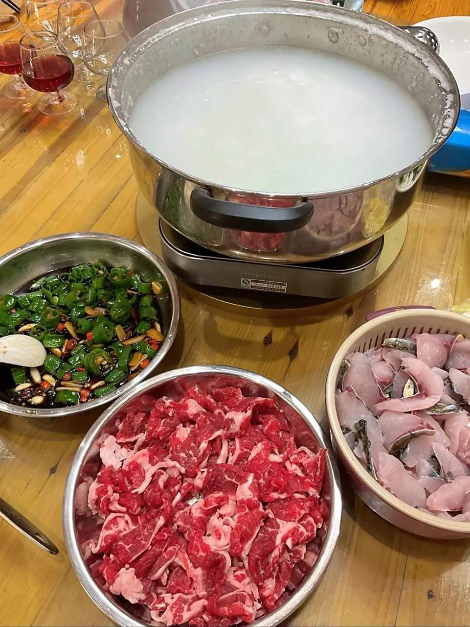 这是今天在网上看到的三张夜宵图片,第一张是贵州人的夜宵,第二张是