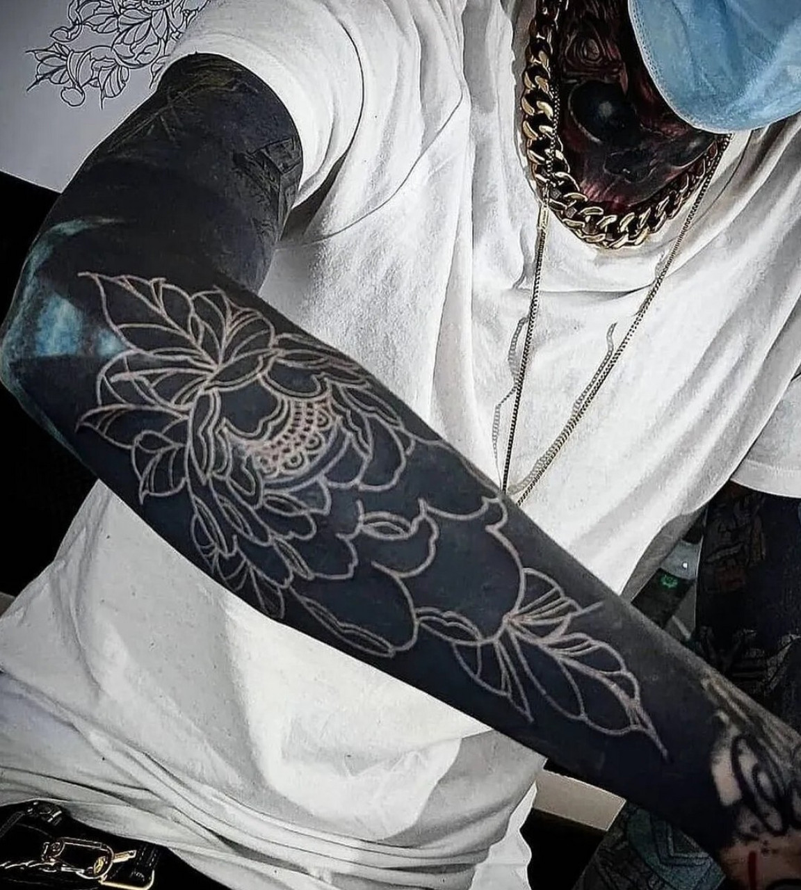 刷黑可能是唯一的选择,但也有些人一开始就要求设计黑臂,给了纹身师极