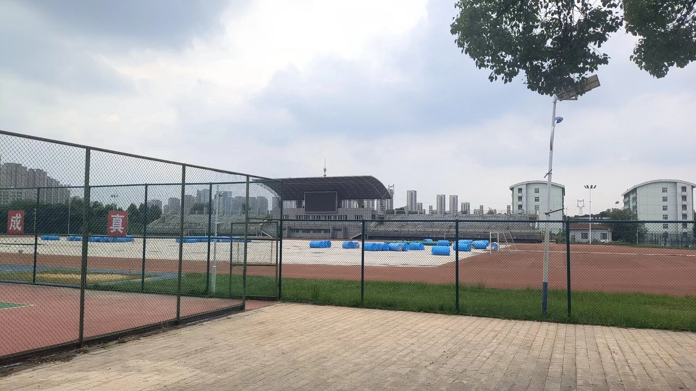 安财贸翡翠校区新学期 #安徽财贸职业学院# 安财贸操场,食堂和宿舍