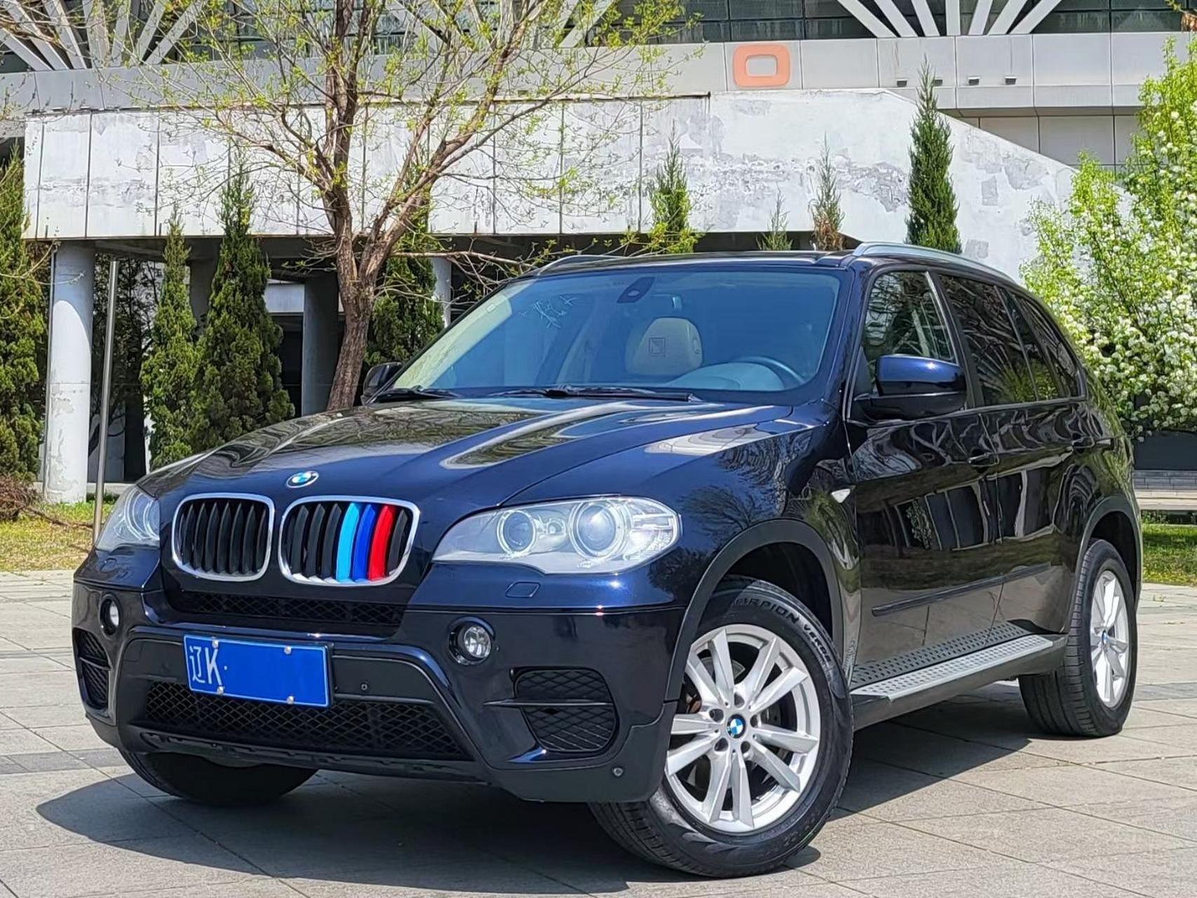 宝马x5 3.0t 八速四驱.经典宝石蓝颜色,电动尾门,抬头显示