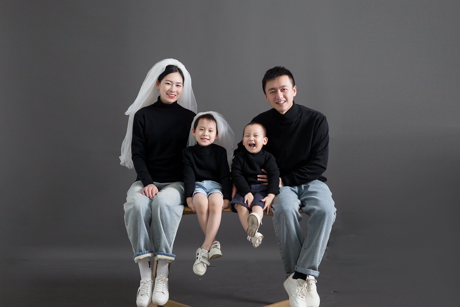 一家四口的合照来啦   再多的文案也不及一张照片 7815记录拍照