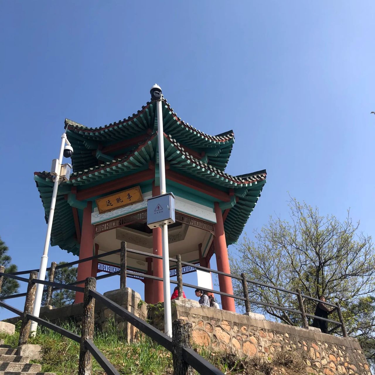 地点 :武汉龙泉山  门票我记得是12块钱时长:来回一小时 (走走停停