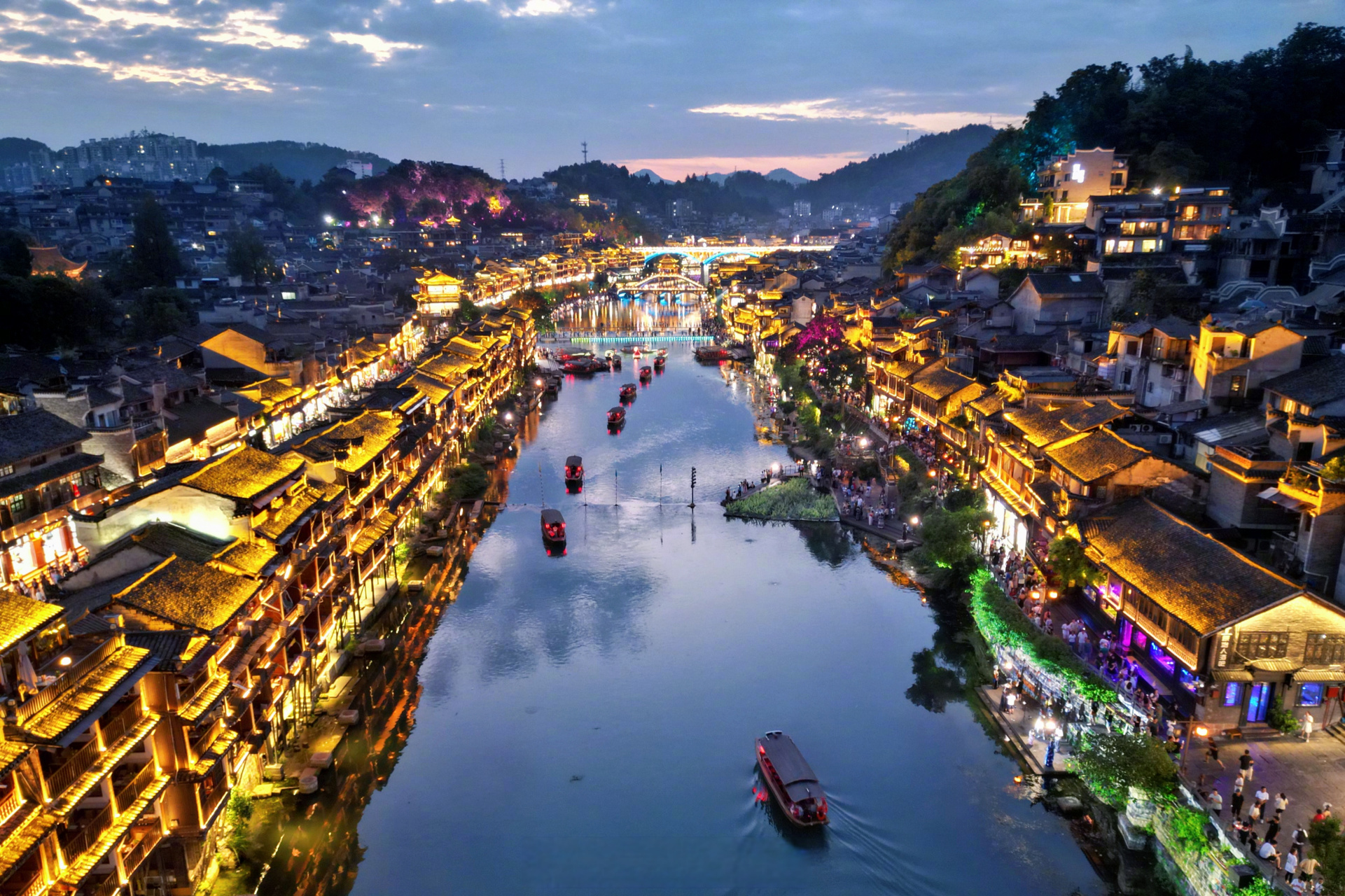 【图集|灯火阑珊夜凤凰】8月17日,夜晚的凤凰古城霓虹璀璨,美轮美奂