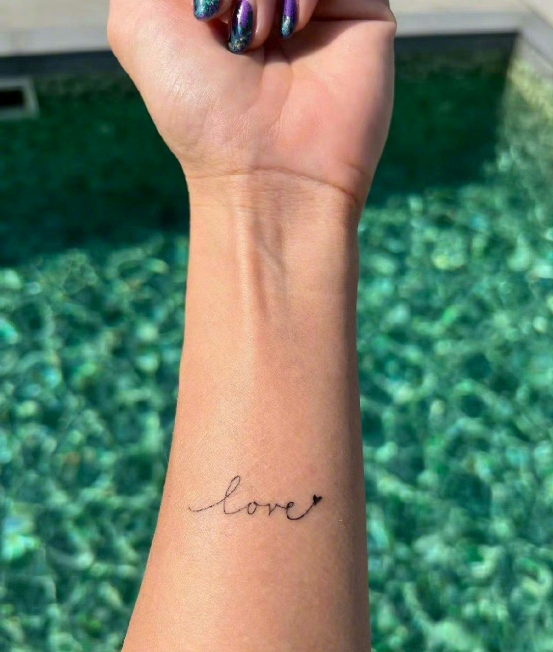 李玟左手纹身我们一直都在享受着李玟给我们带来的快乐,但是从来都没