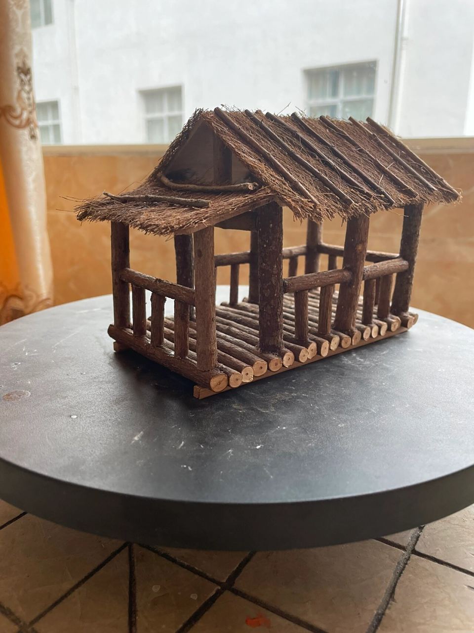 的小屋 今天给大家分享一个随手用路边树枝制作的一个丛林小木屋模型