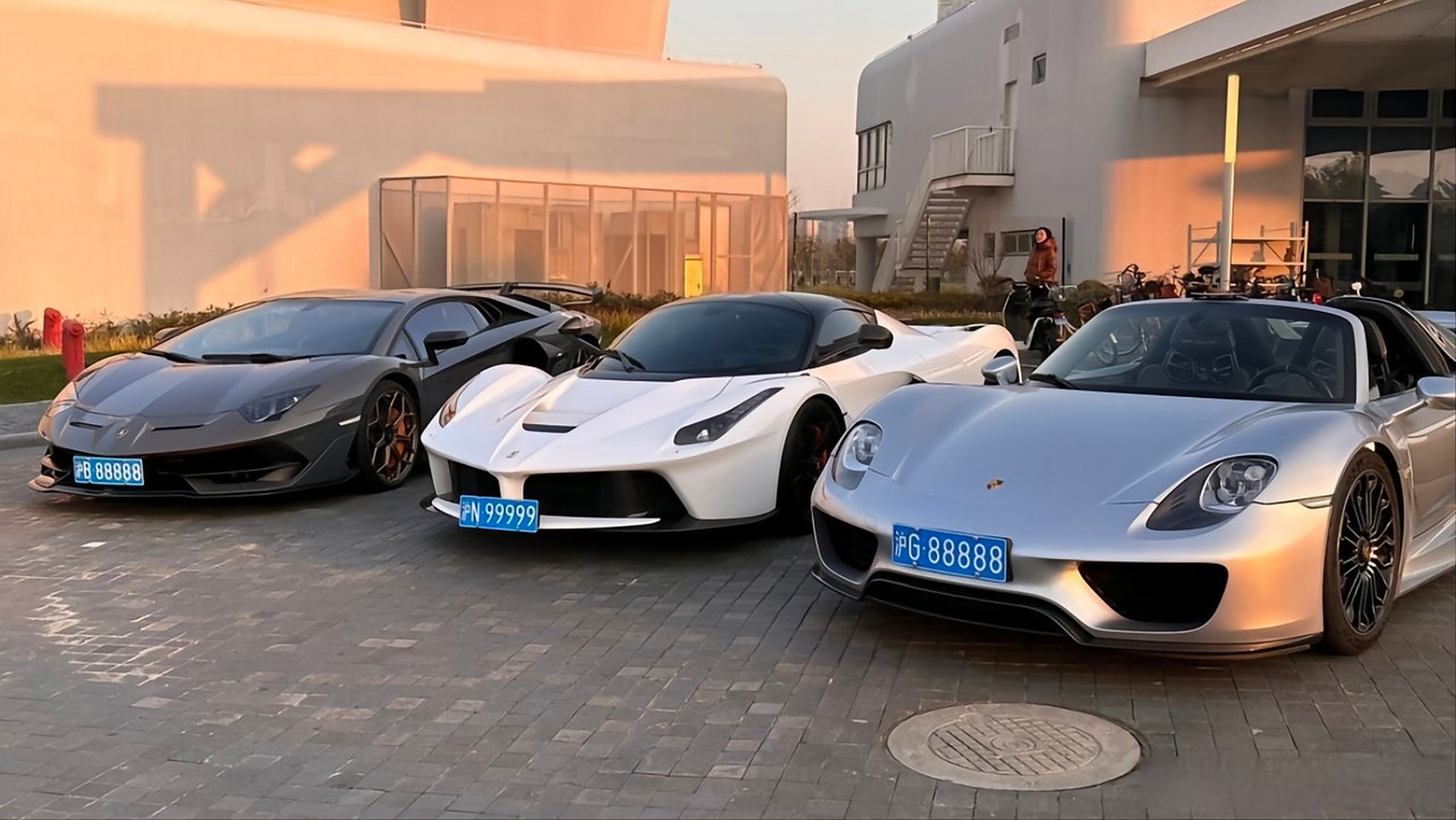 上海顶级大佬的三大神车.车牌都是五连号 太90了 ![得意]#上海爆料