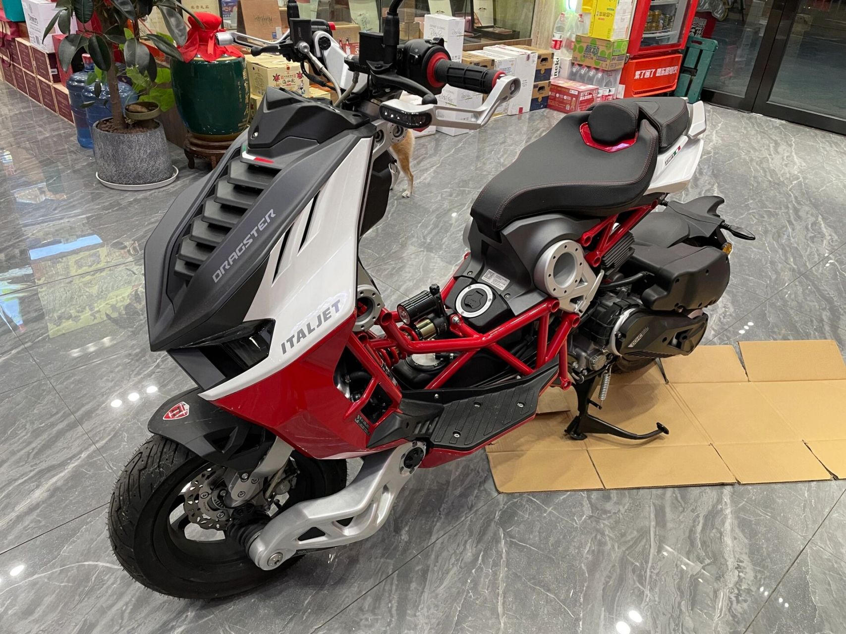 意塔杰特 dragster200踏板,运动年轻化附有意大利工业风