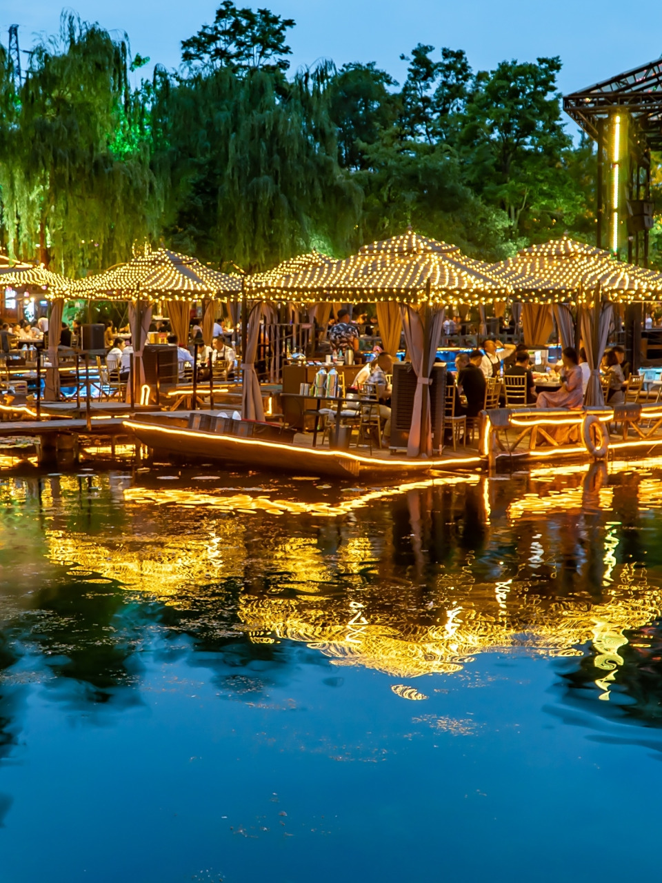 万人吃火锅观歌舞,仙境同游成都玛歌庄园 9599玛歌庄园,位于成都