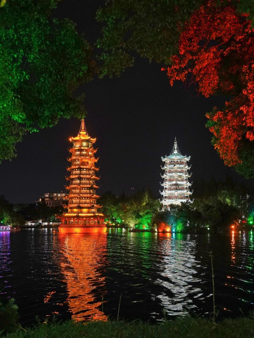 桂林|旅途中很美日月双塔夜景 98介绍:双月双塔位于桂林市两江四湖