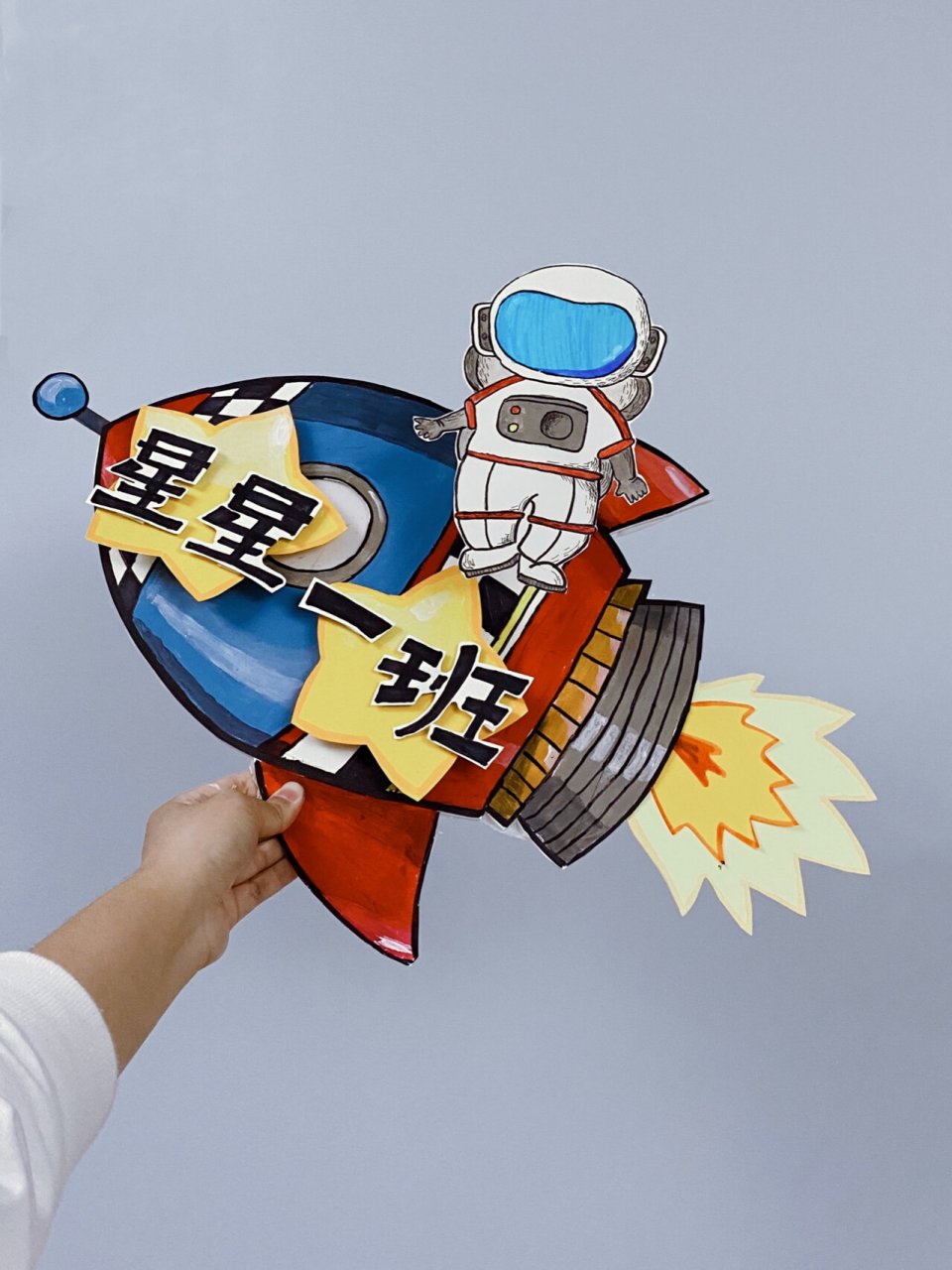 刚出炉的幼儿园运动会班牌 需要材料:卡纸,马克笔,废旧kt板,丙烯颜料