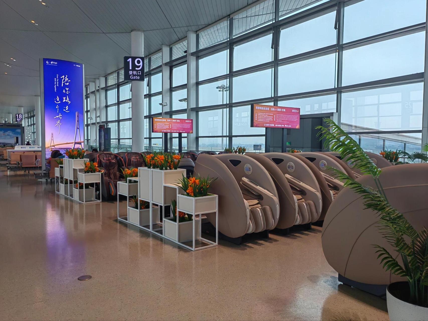 不过南京机场配置很不错,有小型儿童乐园,充电的座位也很多,还有很多