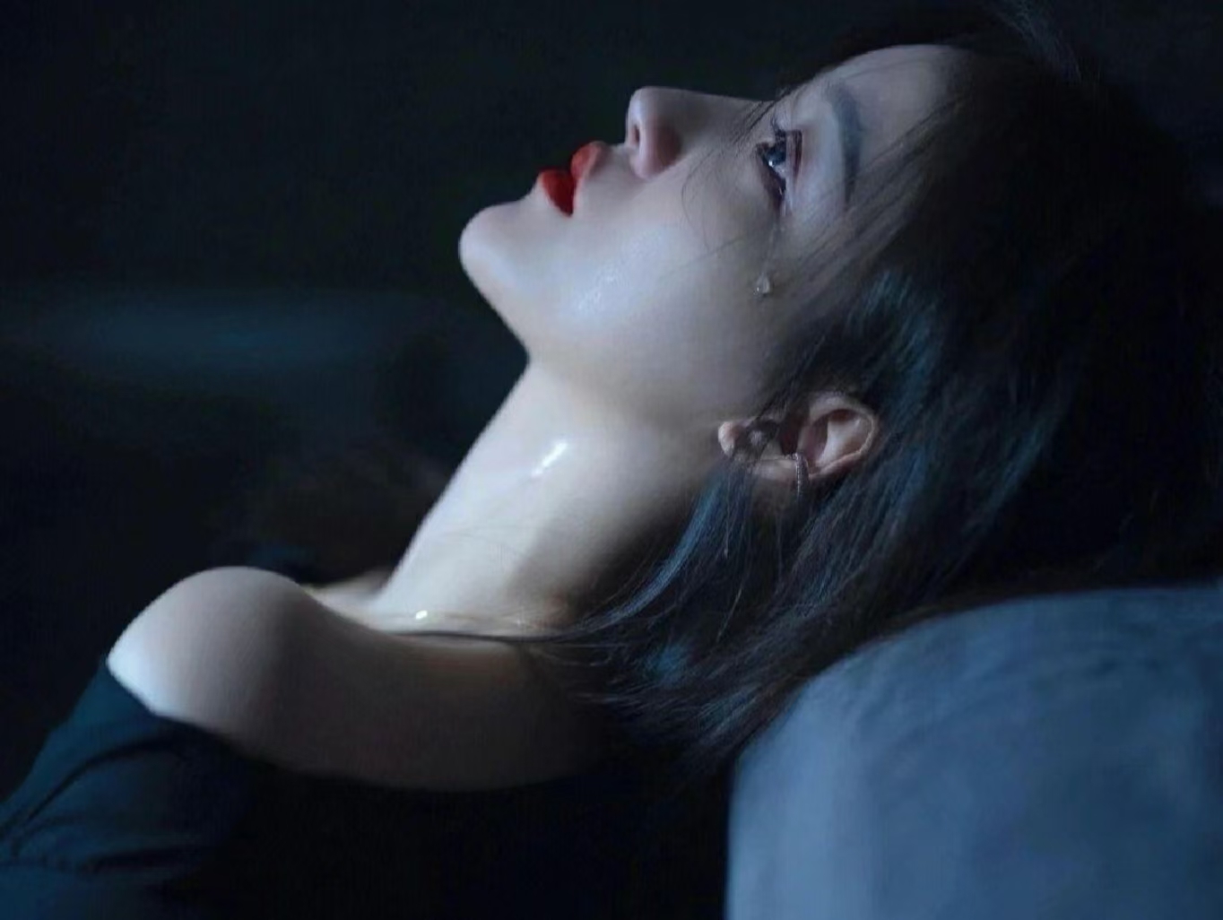 一开始,女主还是个挥金如土,为所欲为的富家千金