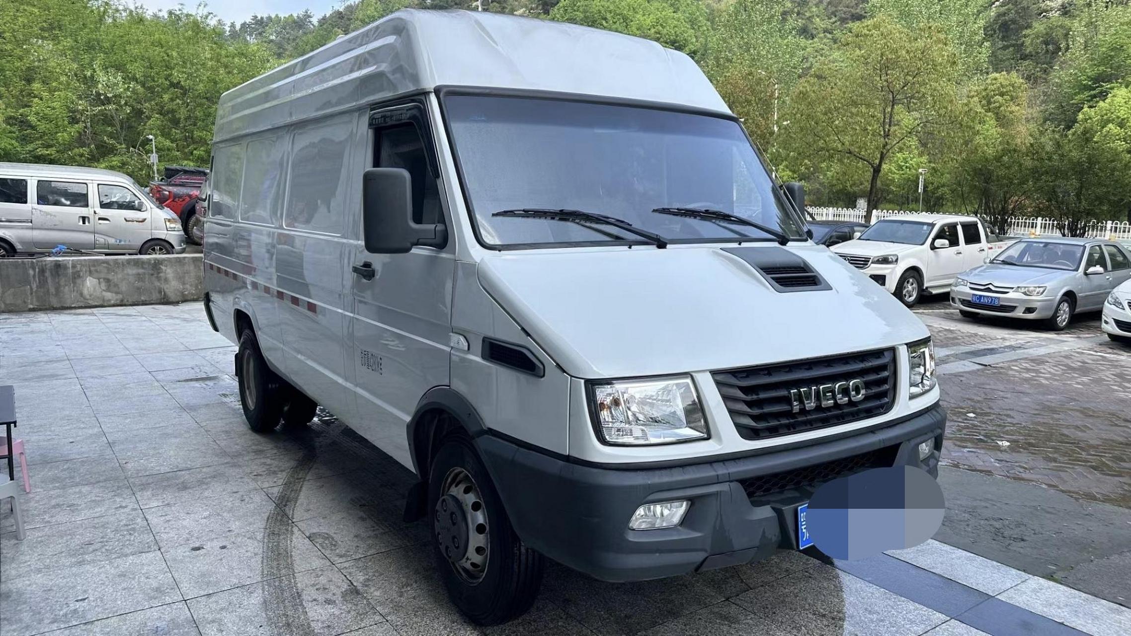 依维柯货运版加长货箱,3座封闭式,柴油2.8t,后双轮,可承重,货箱尺寸3.