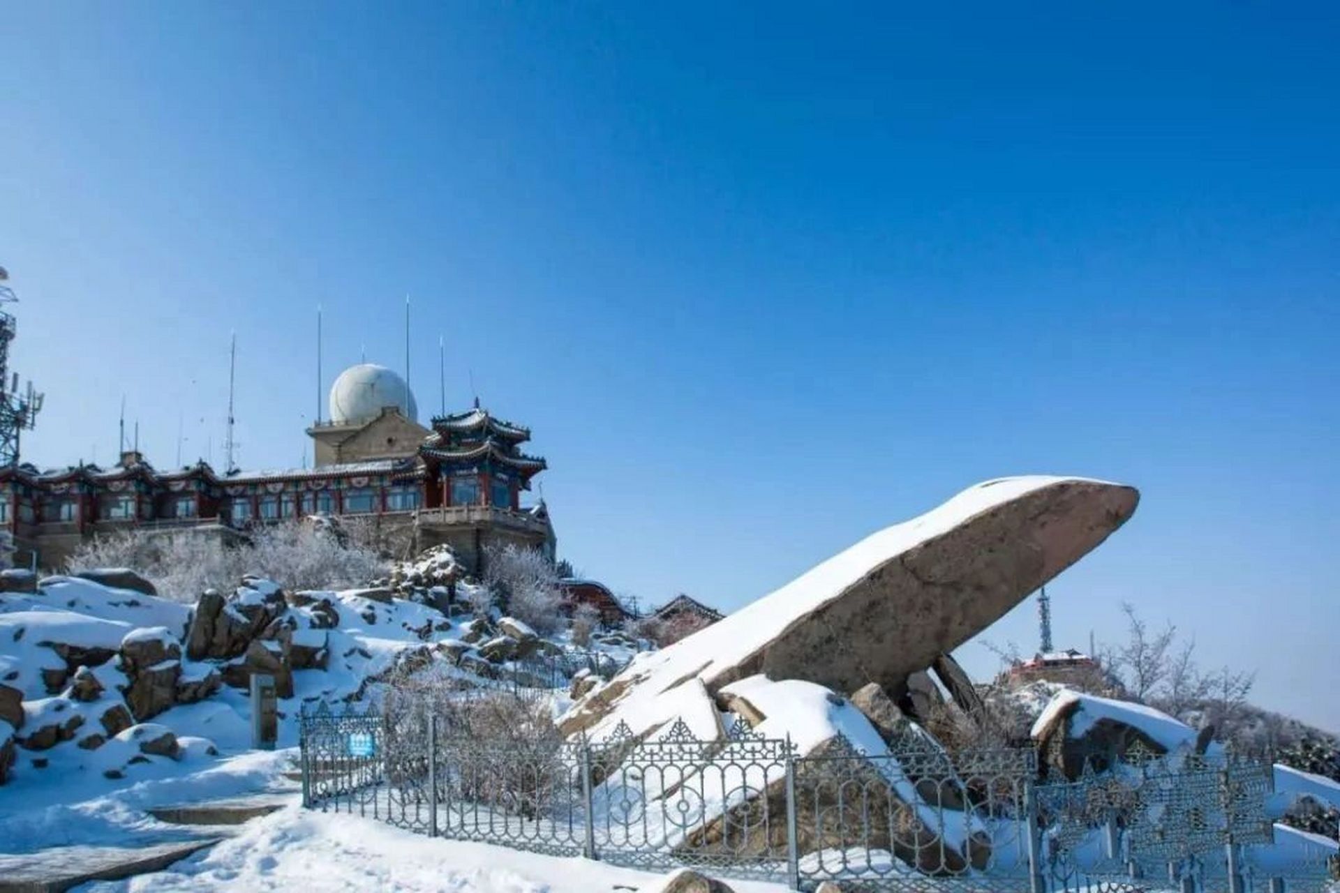 泰山顶上有个拱北石 在山东省泰安市泰山岱顶日观峰下面,有一巨石平地