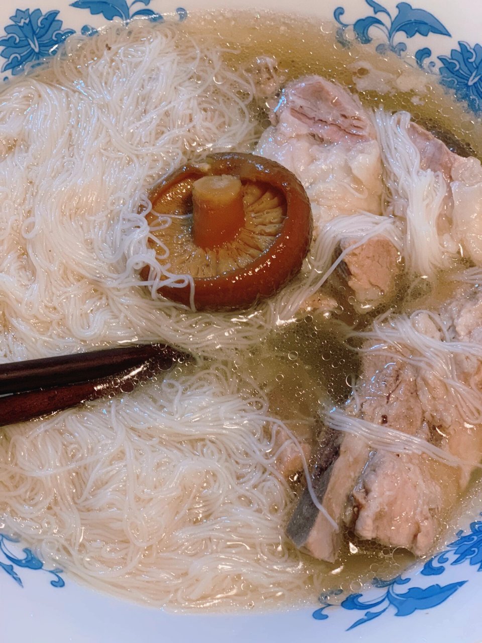 今天我做的是香菇排骨汤 做汤步骤: ①洗干净菇