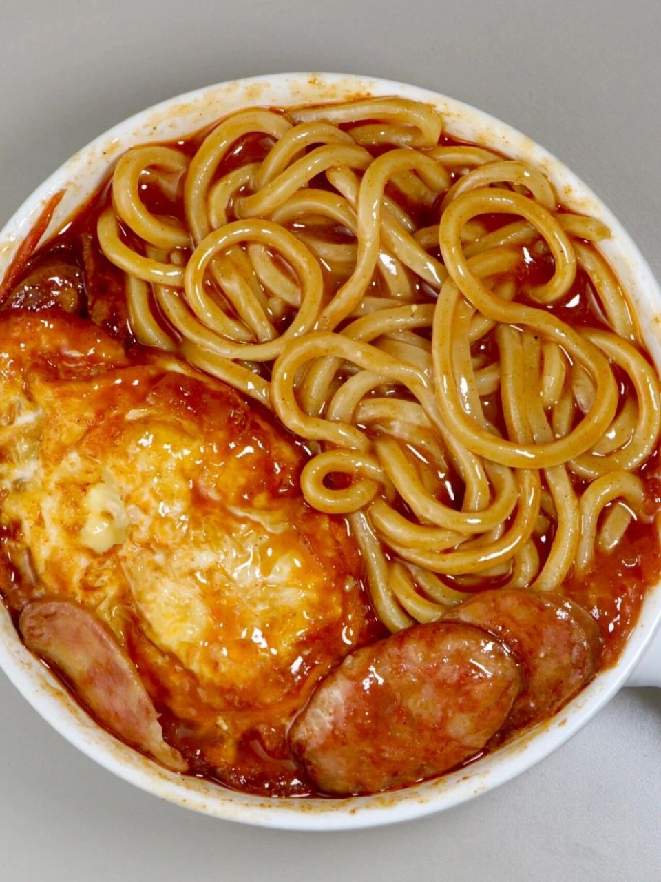 荷包蛋火腿肠面,好吃简单,热乎乎一大碗～ 简简单单就可以做一碗超级