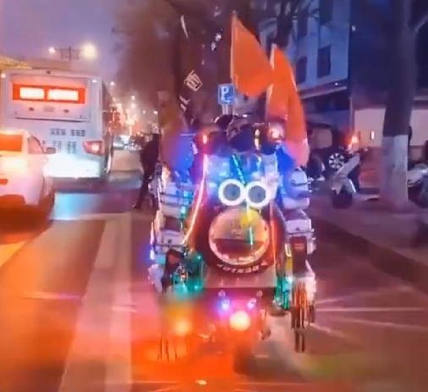 男子改装炫彩电动车自带音响在路上骑行.