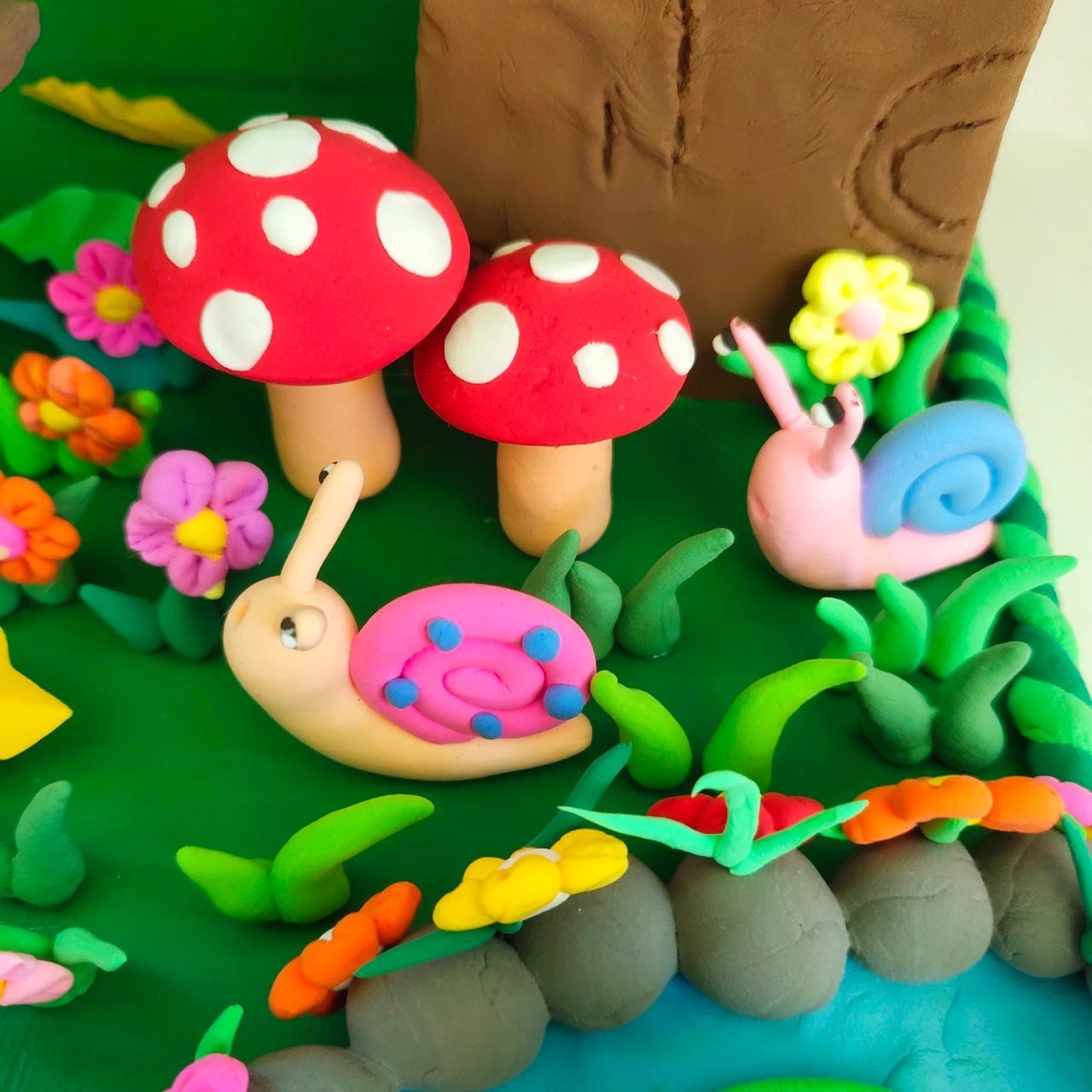 幼儿园森林主题超轻粘土场景作品 主题:奇妙的森林98 使用材料:各种