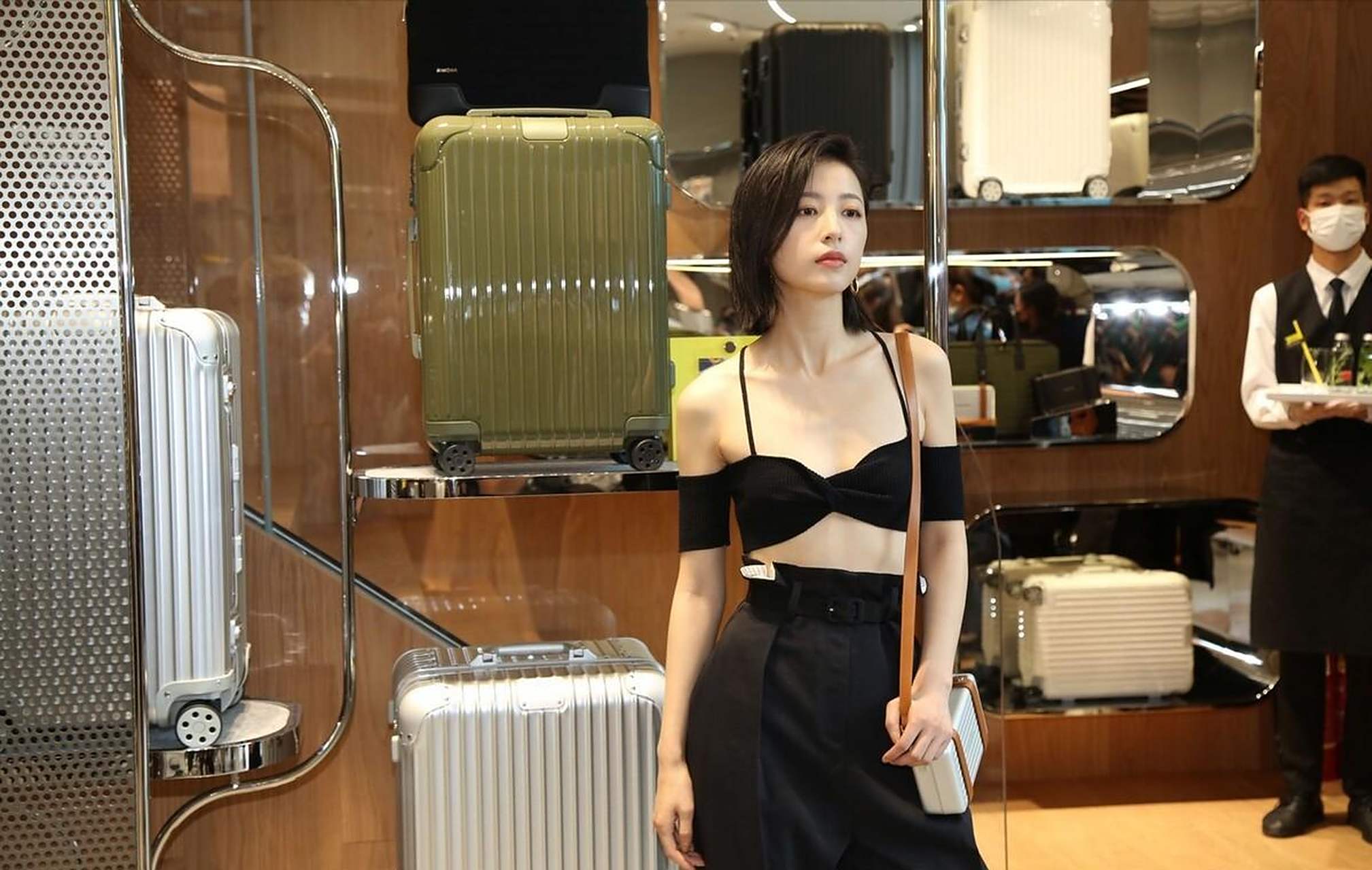 周雨彤:一袭吊带抹胸惊艳亮相!