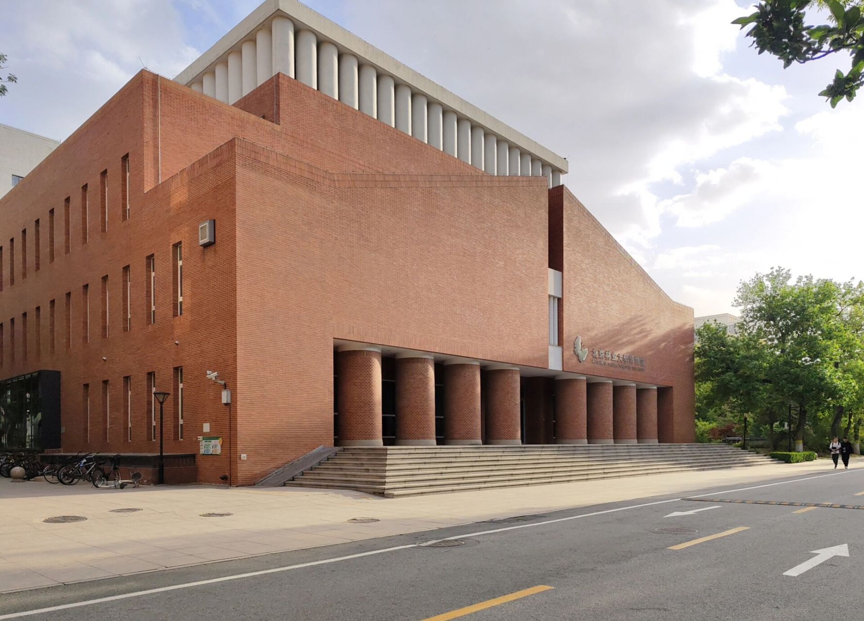 走完北林,有一点点被震撼到 看得出在校园景观和建筑的设计上很用心