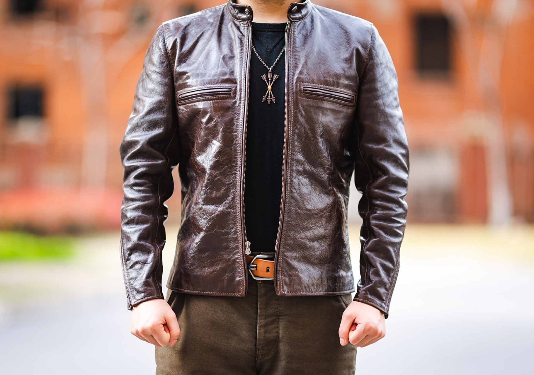 买了件一万块的皮衣,来批判吐槽一下 这件是非常典型的j100机车皮衣版