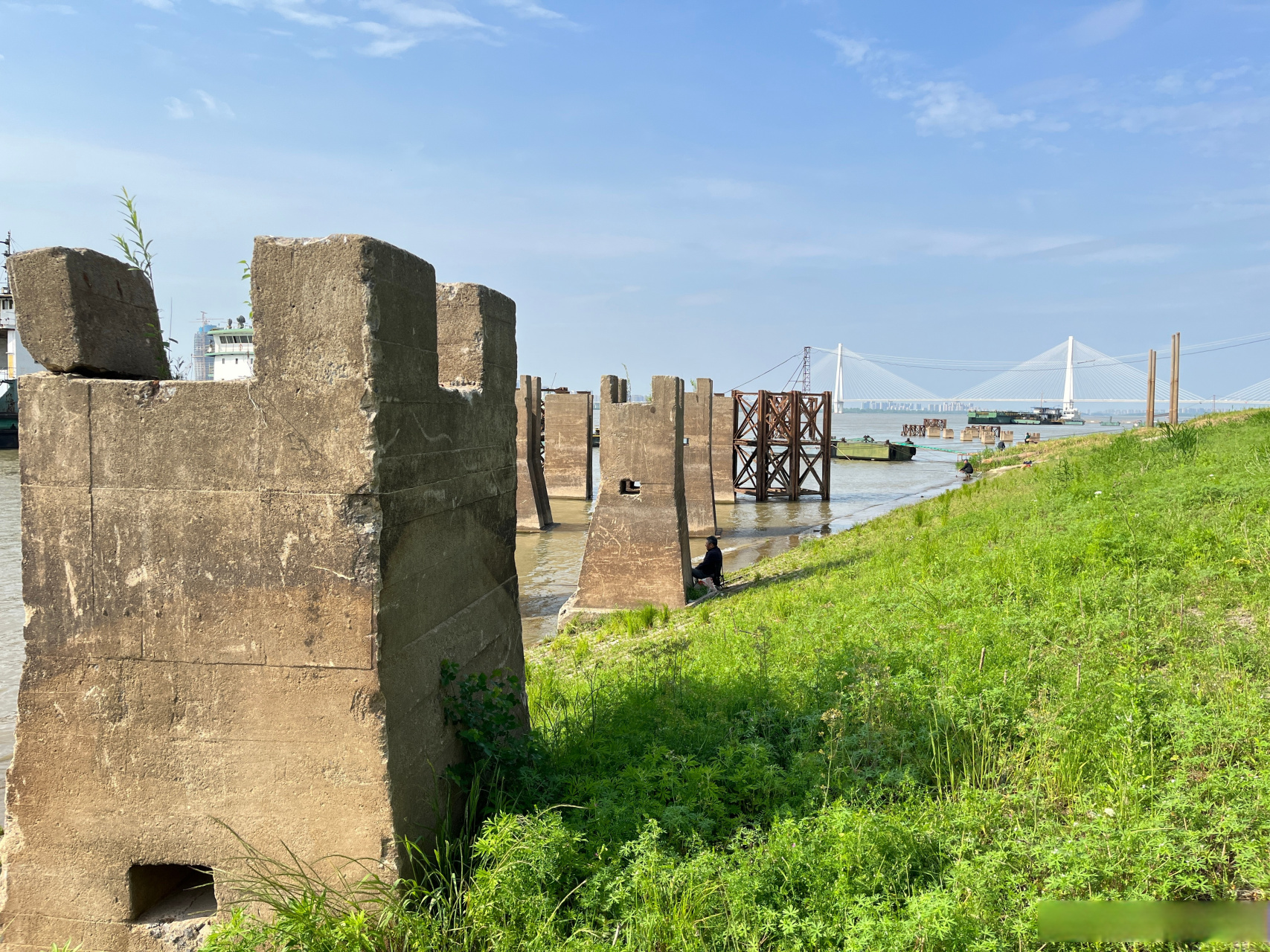 武昌江滩# 旧时的粤汉铁路遗址,今日已成为武昌江滩一景.