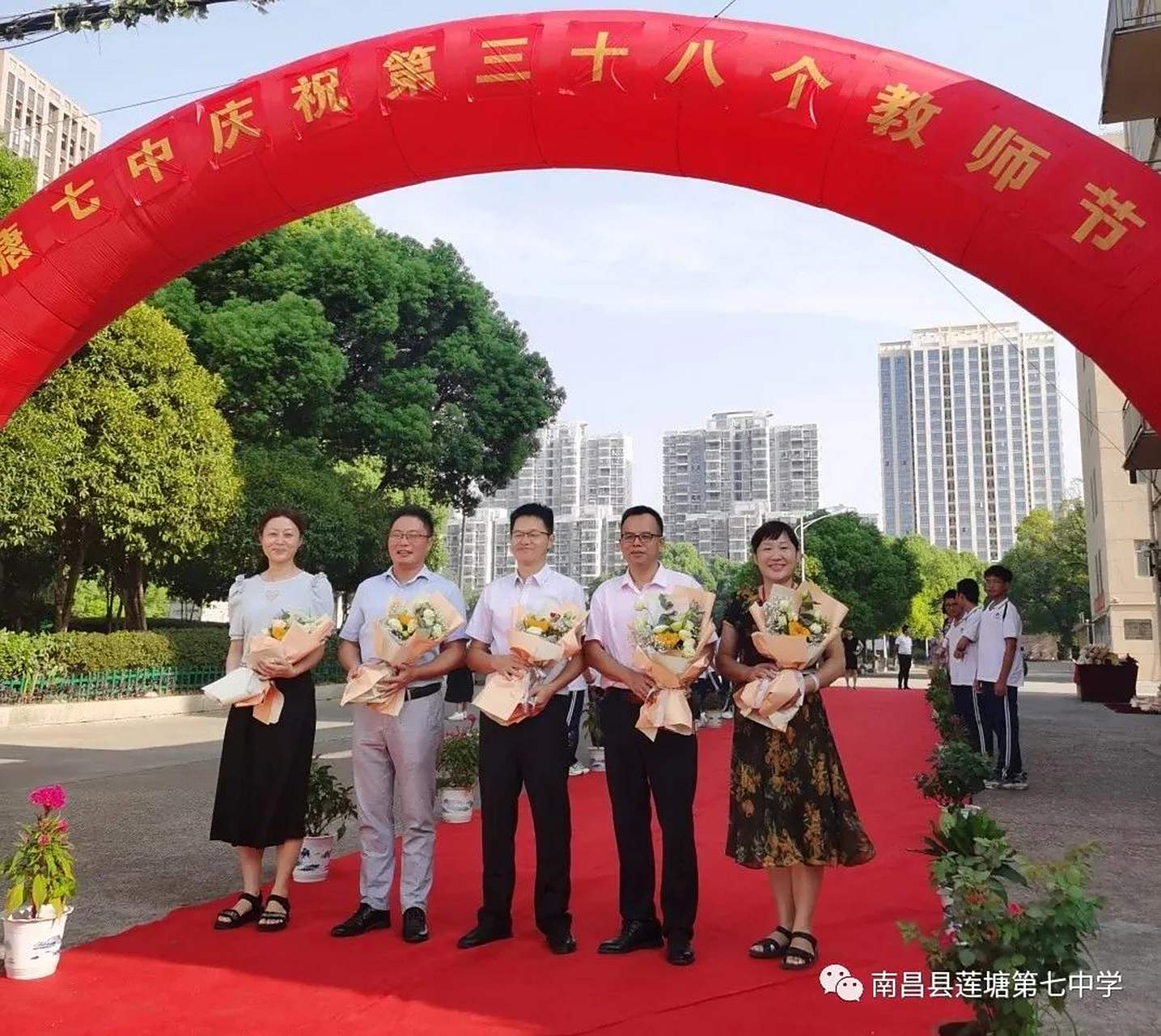 南昌头条 据了解,近日,南昌市南昌县莲塘第七中学以隆重仪式庆祝第