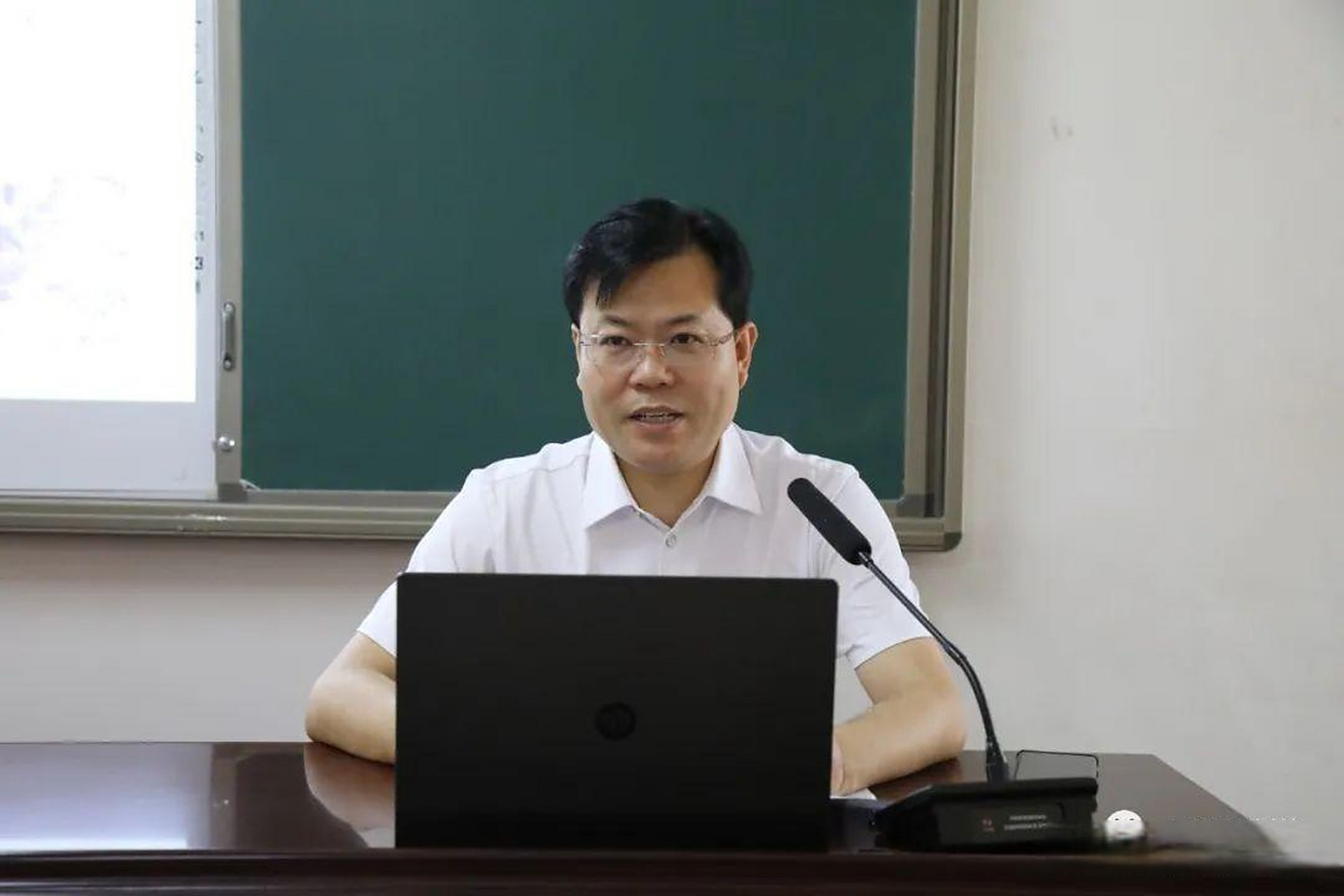 原阳县委副书记,县长郭新杰到县实验高级中学讲思政