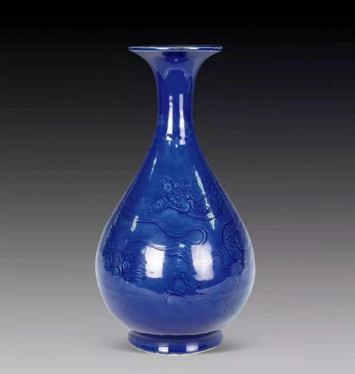 在烧造工艺上,蓝釉瓷器以生坯施釉,在1280℃-1300℃的温度下一次烧成.