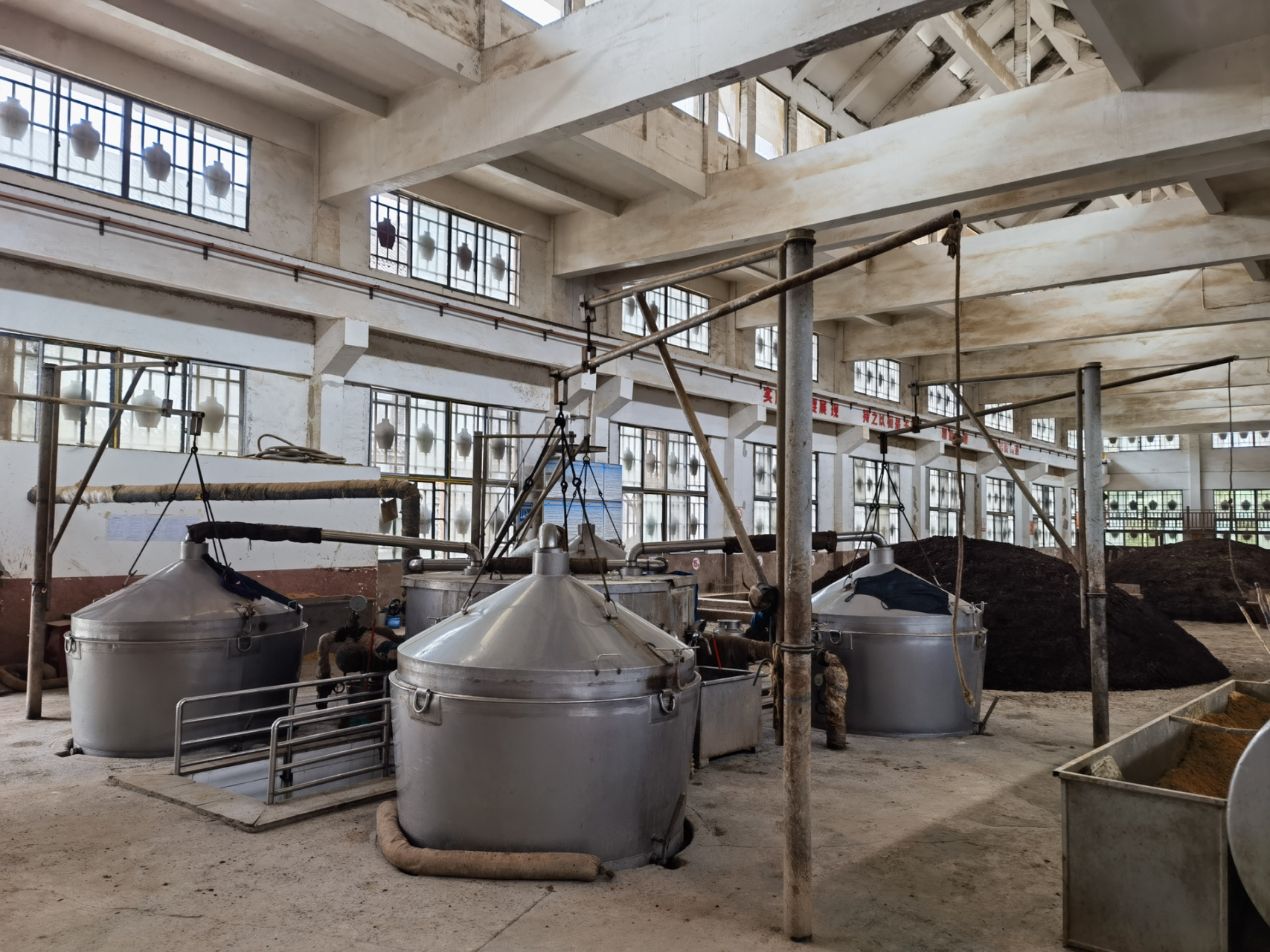 茅台镇酒厂,300年历史,酒品值得信赖 贵州茅台酒厂位于仁怀市西北六