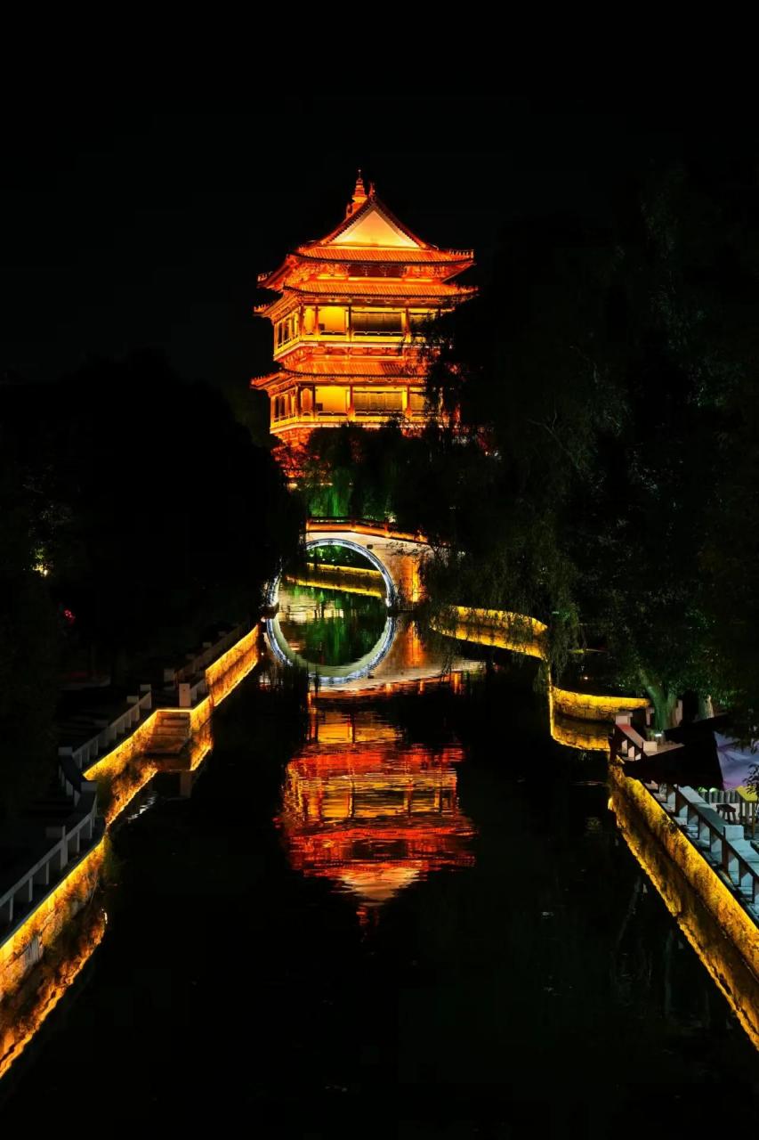 手机随手一拍,拍下夜的美景 这是我女儿的男朋友拍的,台儿庄古城夜景.