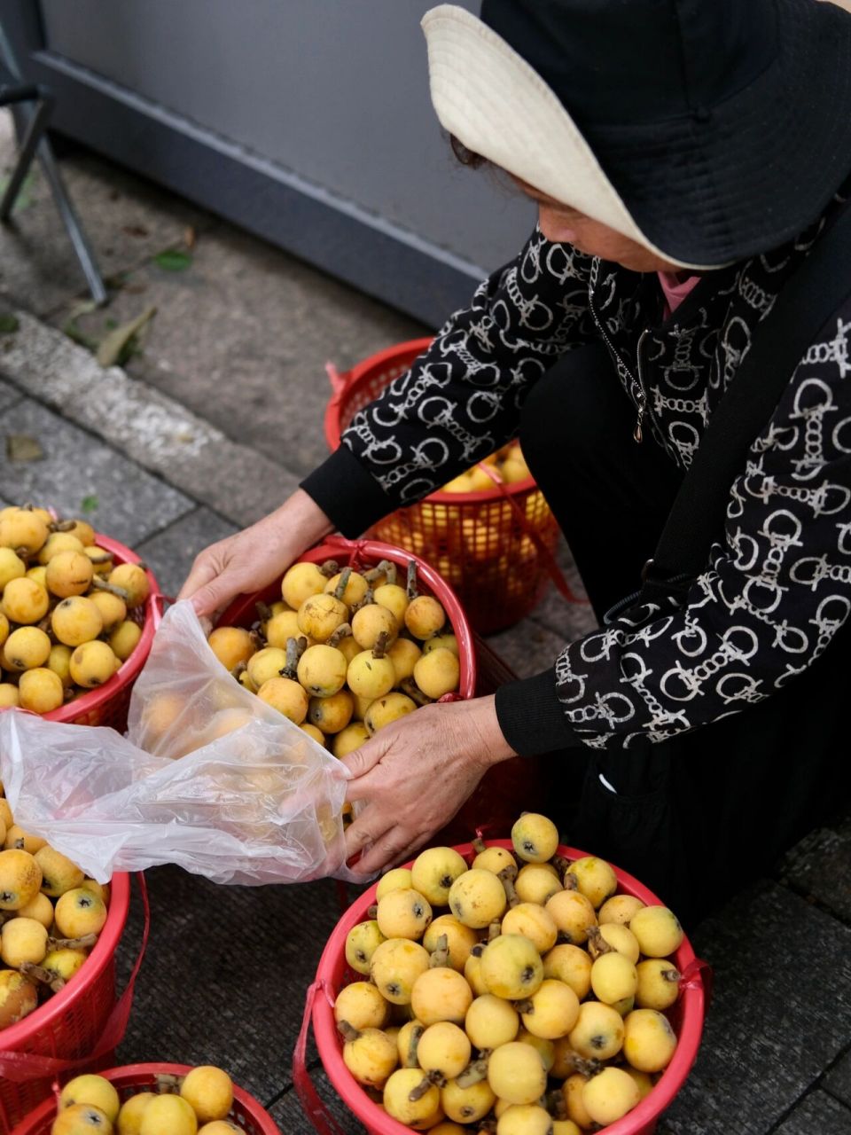 苏州|又是一年枇杷季…偶遇枇杷摊枇杷熟了… 昨天跟朋友偶遇了枇杷摊