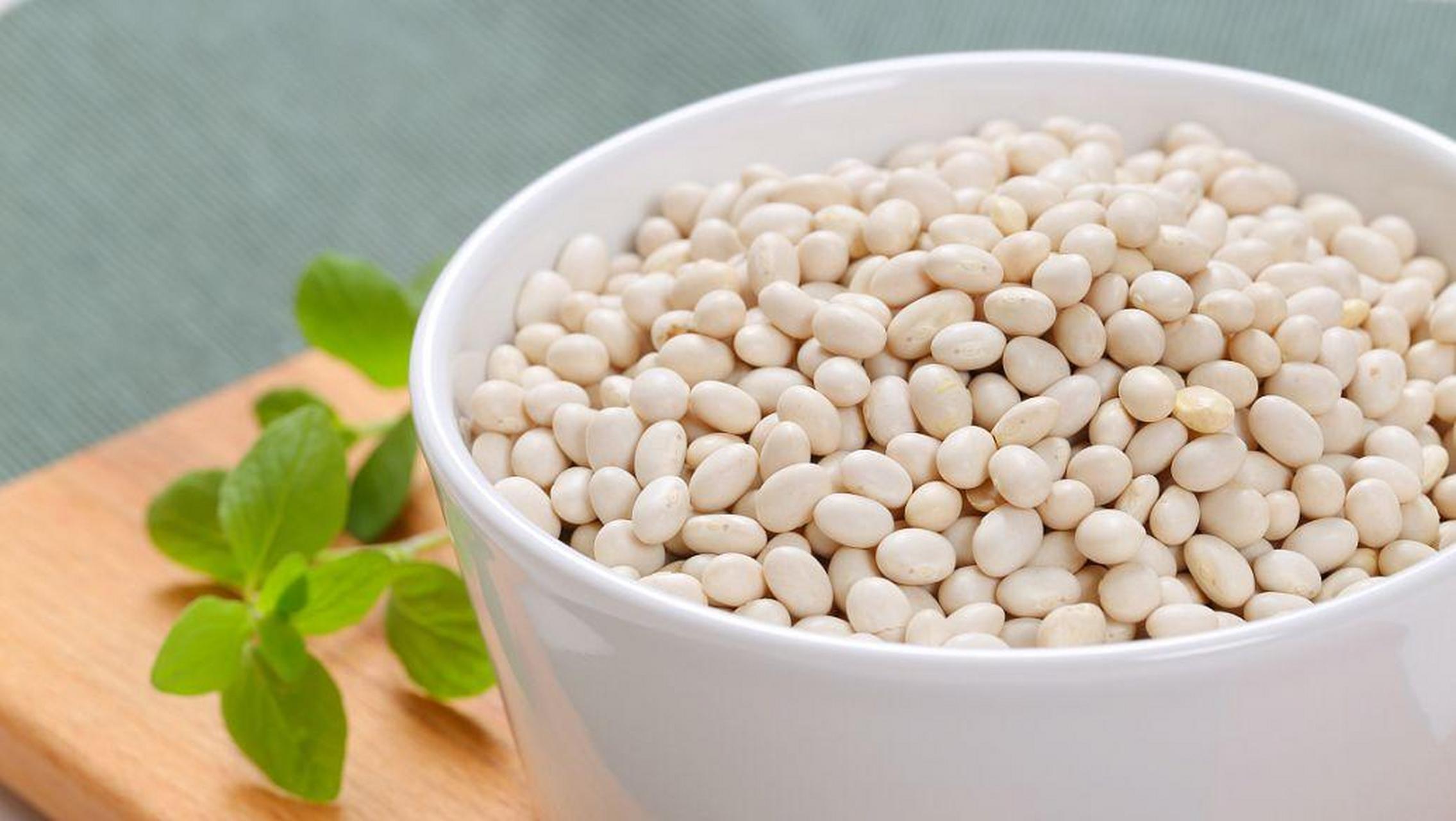 末伏养生药膳——赤小豆薏苡仁粥  制作:取赤小豆50克,薏苡仁100克,以