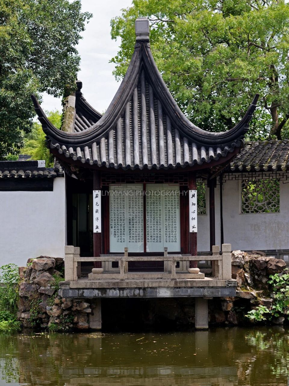 苏州四大名园之一的沧浪亭,是苏州园林中最古老的一座. 沧浪亭最早的